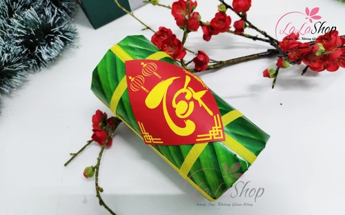 Mô hình bánh tét trang trí tết có chữ tết