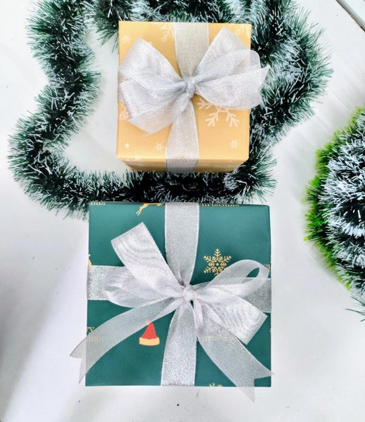 Set 5 Giấy Gói Quà Nền Xanh Lá Merry Christmas Và Quả Châu Ngôi Sao