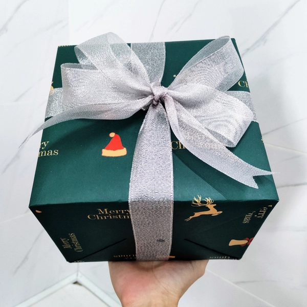 Set 5 Giấy Gói Quà Nền Xanh Lá Merry Christmas Và Quả Châu Ngôi Sao