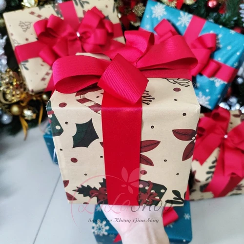 Giấy Gói Quà Nền Vàng Hoạ Tiết Noel Hộp Quà Và Que Kẹo