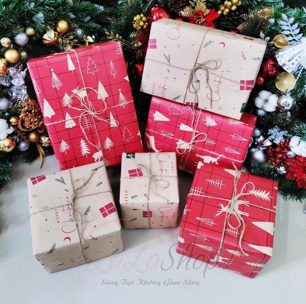 Giấy Gói Quà Nền Vàng Merry Christmas Và Hộp Quà