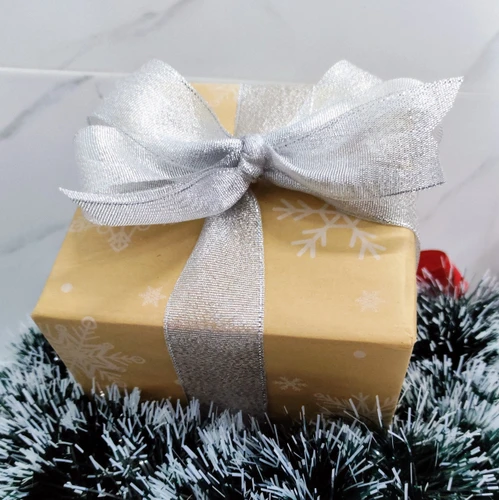 Giấy Gói Quà Nền Vàng Hoạ Tiết Noel Hoa Tuyết Trắng