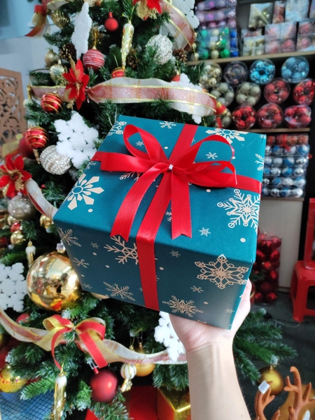 Set 5 Giấy Gói Quà Nền Xanh Hoạ Tiết Noel Hoa Tuyết Vàng