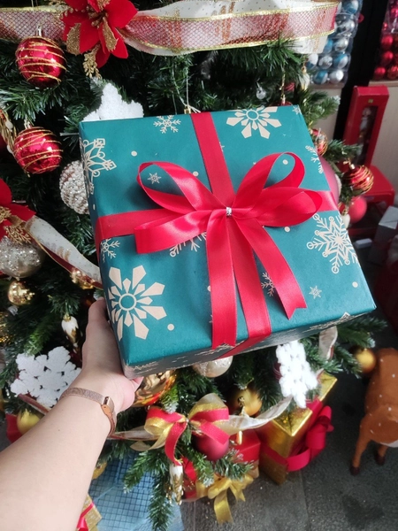 Set 5 Giấy Gói Quà Nền Xanh Hoạ Tiết Noel Hoa Tuyết Vàng