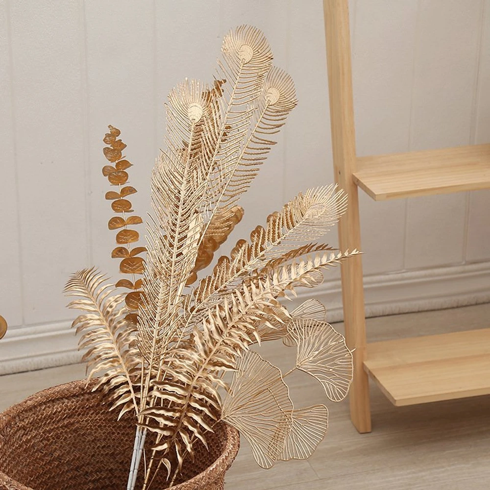 Cành lá dương xỉ phủ vàng trang trí