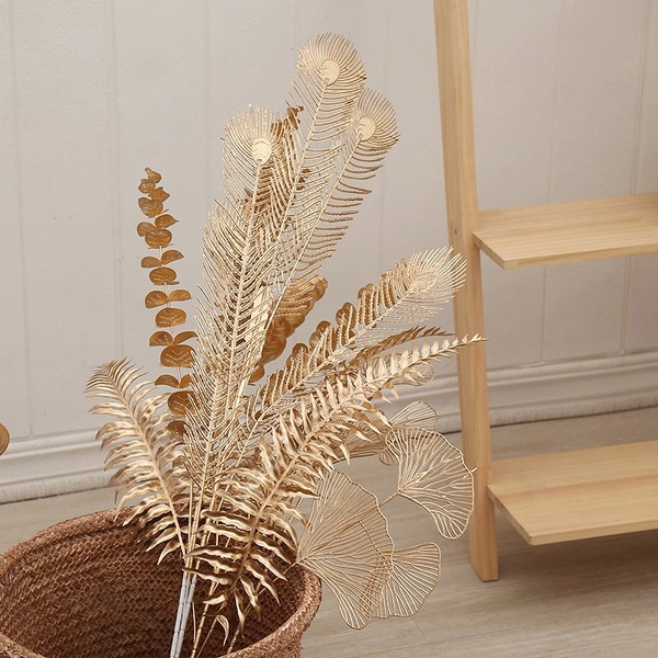 Cành lá dương xỉ phủ vàng trang trí
