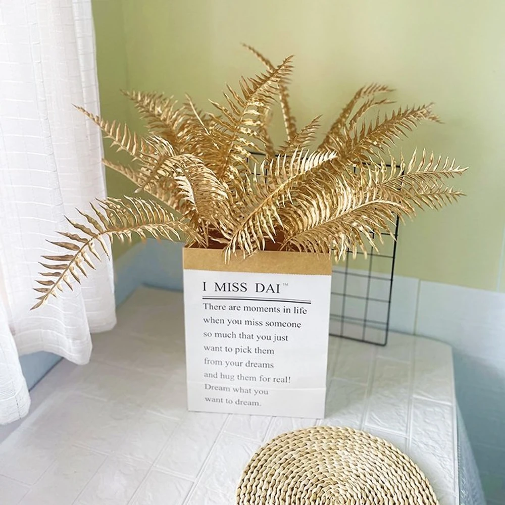 Cành lá dương xỉ phủ vàng trang trí