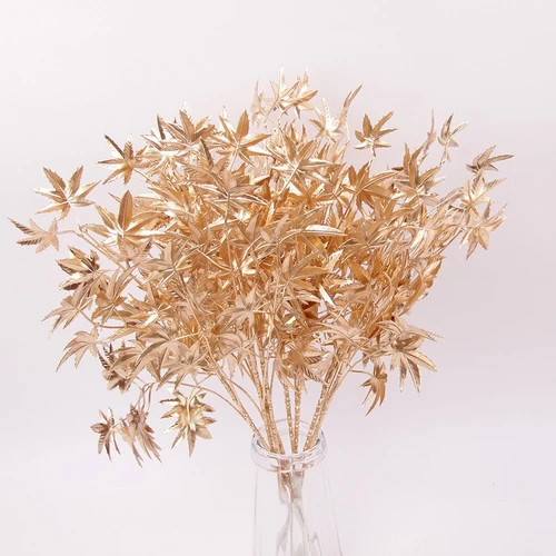 Cành lá phong vàng trang trí