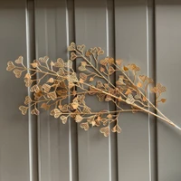 Cành lá trái tim vàng trang trí