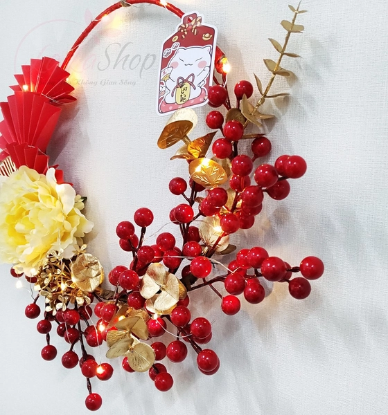 Vòng hoa trang trí tết đào đông và quạt đỏ may mắn kèm đèn