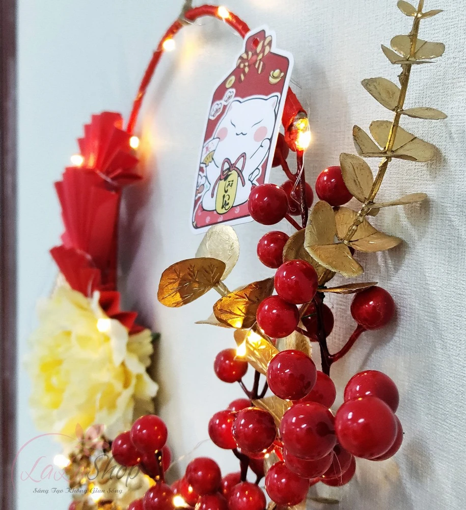 Vòng hoa trang trí tết đào đông và quạt đỏ may mắn kèm đèn