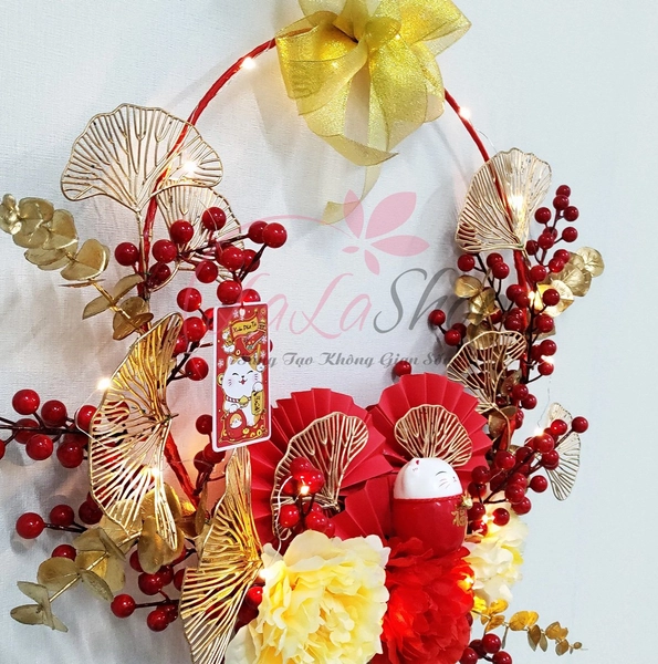 Vòng hoa trang trí tết mẫu đơn may mắn và mèo thần tài kèm đèn