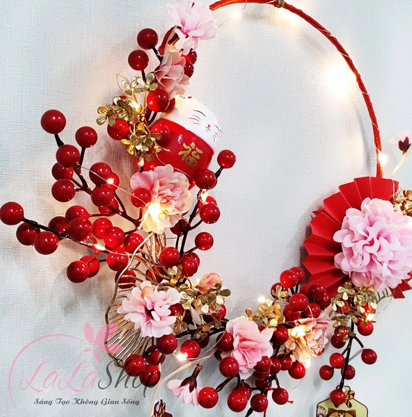 Vòng hoa trang trí tết mèo thần tài may mắn và hoa đào đông kèm đèn