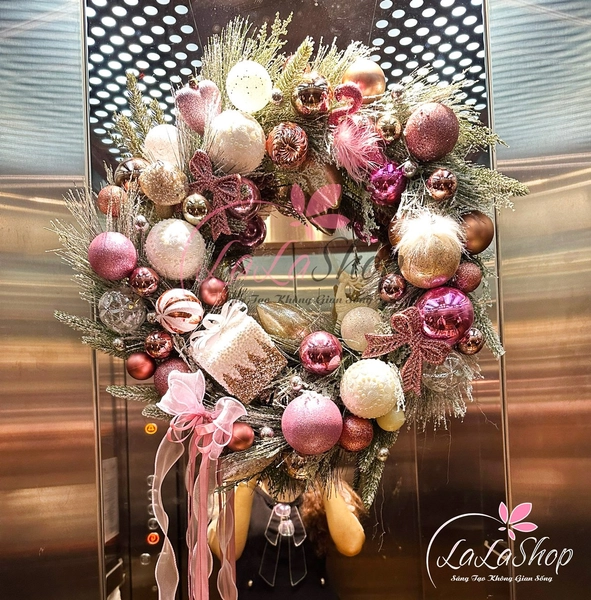 Vòng Nguyệt Quế 65cm quả châu hộp quà kèm nơ kèm đèn LED trang trí noel