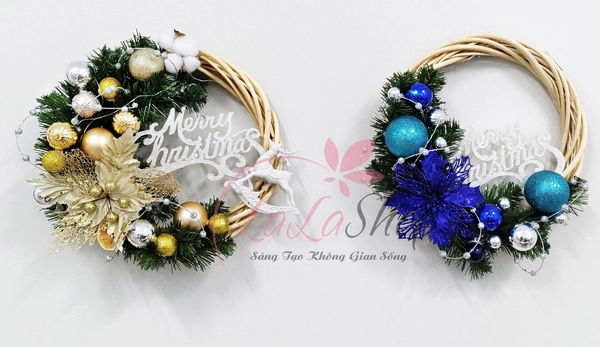 Vòng Nguyệt Quế 35cm quả châu hoa trạng nguyên merry christmas kèm đèn LED sắc xanh trang trí noel