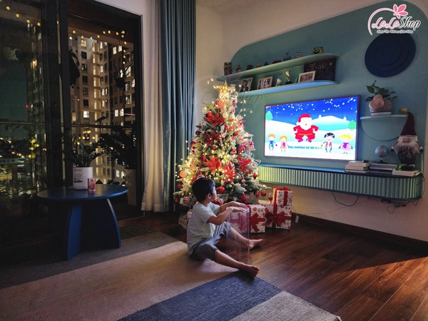 Cây thông PE phủ tuyết gắn trái đỏ - cây tự động