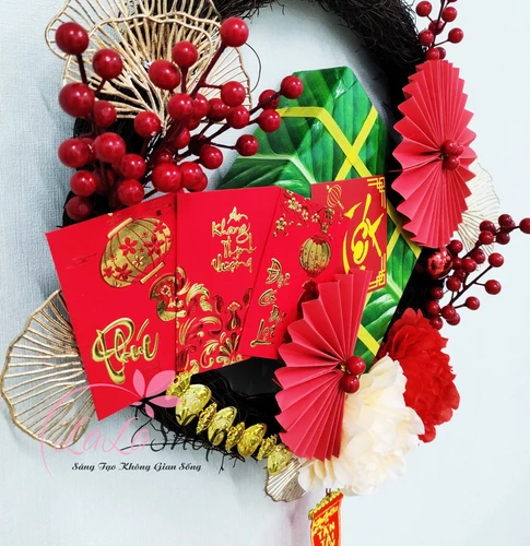 Vòng hoa 45cm bánh chưng quạt giấy bao lì xì sắc đỏ trang trí tết