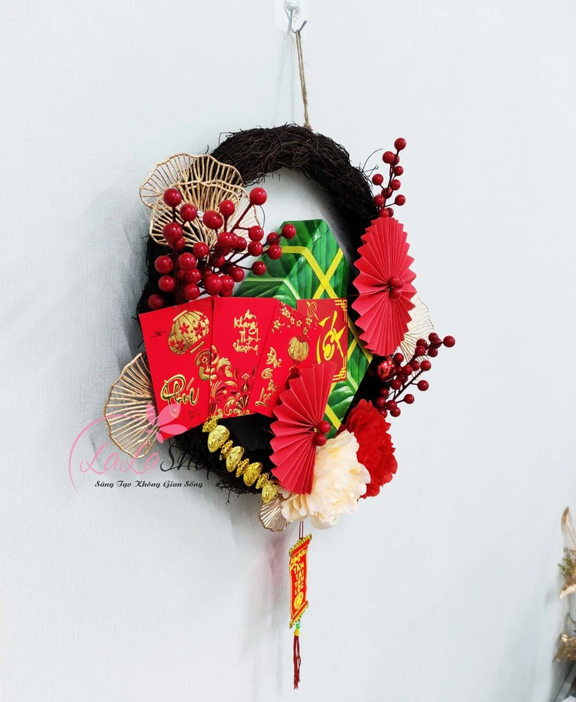 Vòng hoa 45cm bánh chưng quạt giấy bao lì xì sắc đỏ trang trí tết