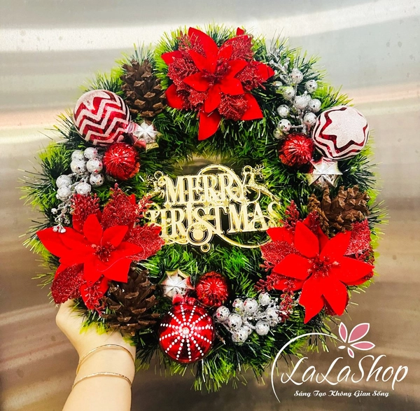 Vòng nguyệt quế treo cửa 40cm quả châu cherry hoa trạng nguyên sắc đỏ tặng kèm đèn LED trang trí noel