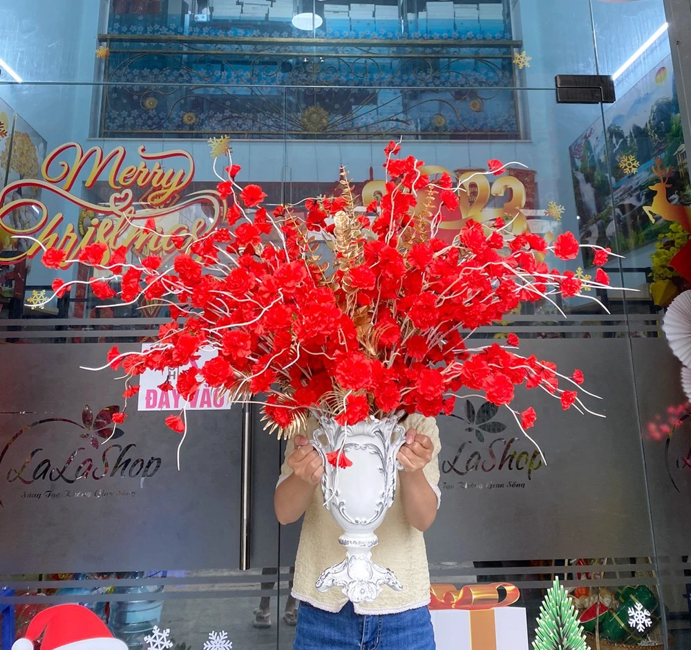 Chậu hoa đào râu đỏ trang trí