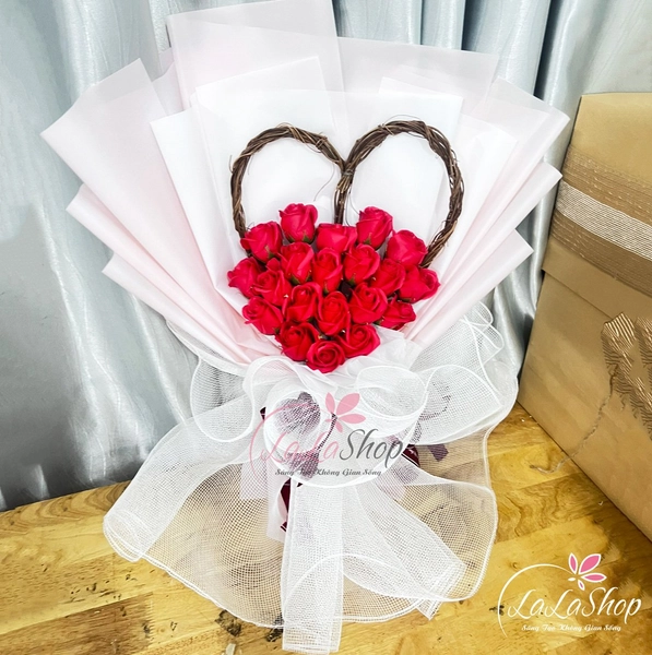 Bó 20 bông hoa hồng sáp thơm kèm rễ cây hình trái tim