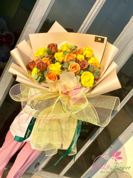 Bó 21 hoa hồng mix sắc màu rực rỡ