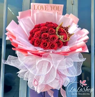 Bó 35 bông đỏ kim tuyến tặng kèm vương miện lớn và thiệp chúc mừng