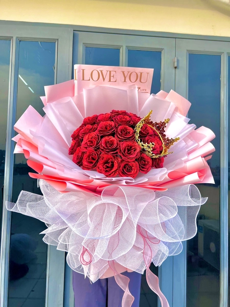 Bó 35 bông đỏ kim tuyến tặng kèm vương miện lớn và thiệp chúc mừng
