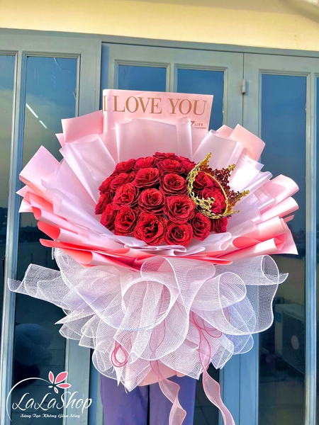 Bó 35 bông đỏ kim tuyến tặng kèm vương miện lớn và thiệp chúc mừng