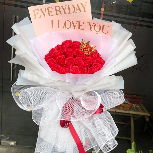 Bó 40 bông hoa hồng sáp sắc đỏ rực rỡ tặng kèm thiệp và vương niệm