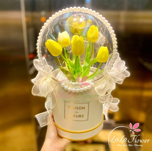 Hộp hoa tulip bong bóng sắc màu rực rỡ kèm đèn led