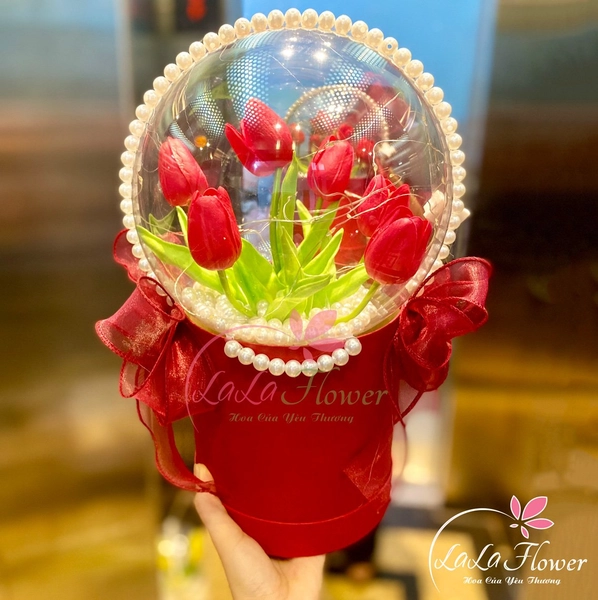Hộp hoa tulip bong bóng sắc màu rực rỡ kèm đèn led
