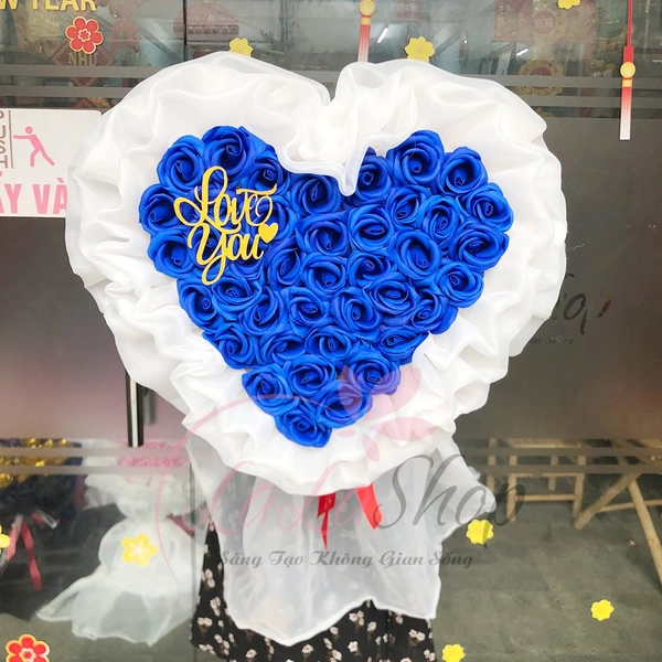 Bó 40 hoa sáp hình trái tim sắc xanh rực rỡ