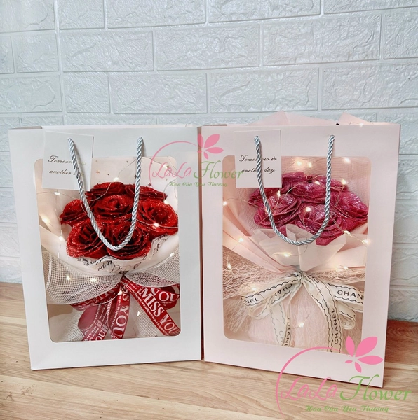 Túi Quà Bó Hoa Sáp Nhũ Kim Tuyến 7 Bông Kèm Đèn LED