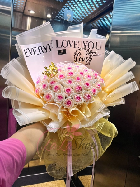 Bó 50 hoa song hỷ tặng kèm vương miện và cây cắm chữ love