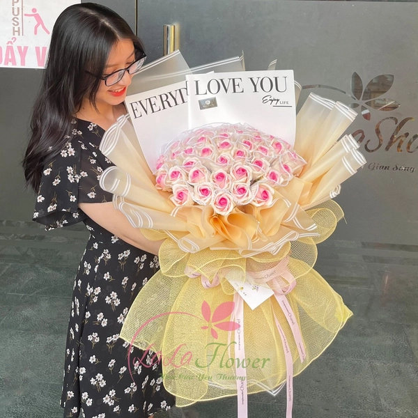 Bó 50 hoa song hỷ tặng kèm vương miện và cây cắm chữ love