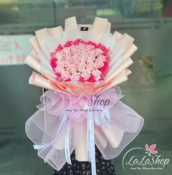 Bó hoa hồng sáp pastel kèm hoa bi điểm sắc hồng thắm rực rỡ