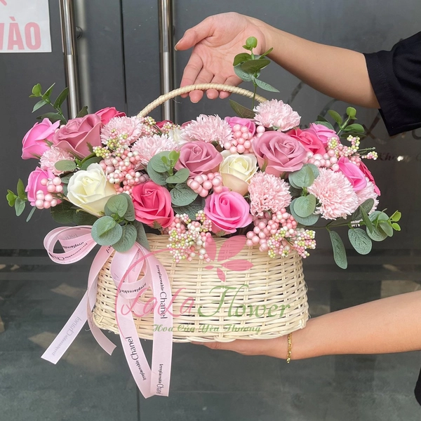 Giỏ Hoa Sáp Khoe Sắc Hồng Rực Rỡ