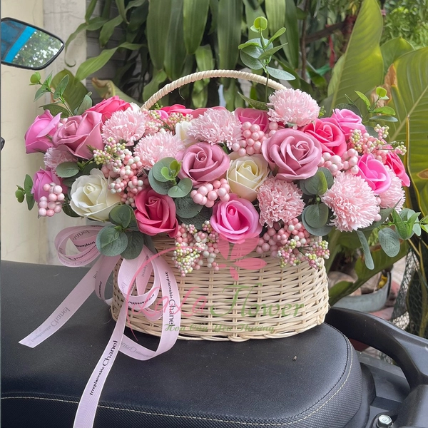 Giỏ Hoa Sáp Khoe Sắc Hồng Rực Rỡ