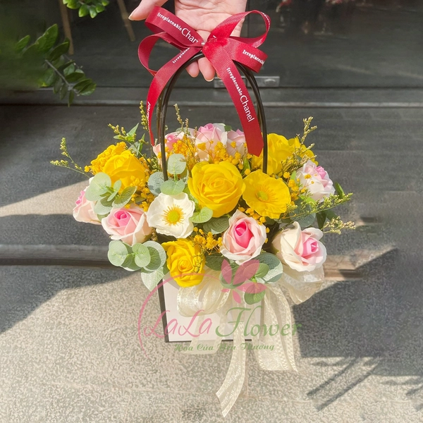 Giỏ Hoa Sáp Khoe Sắc Rực Rỡ