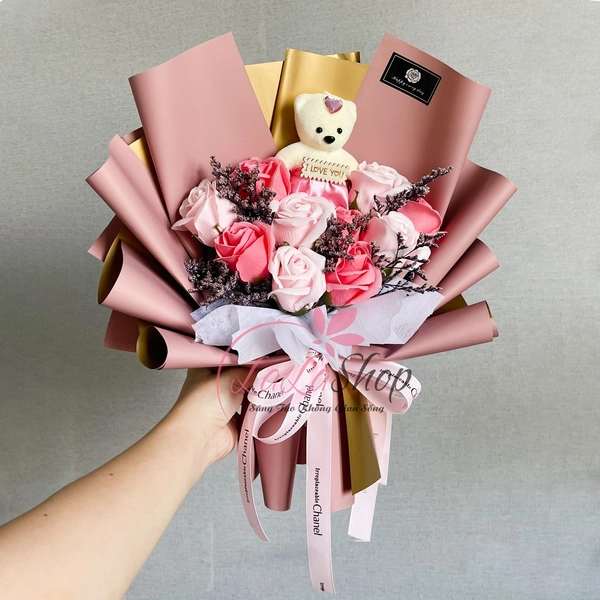Bó hoa hồng sáp thơm kèm gấu rực rỡ