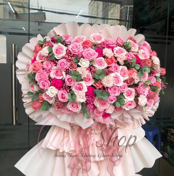 Kệ hoa sáp khai trương sắc hồng ngọt ngào