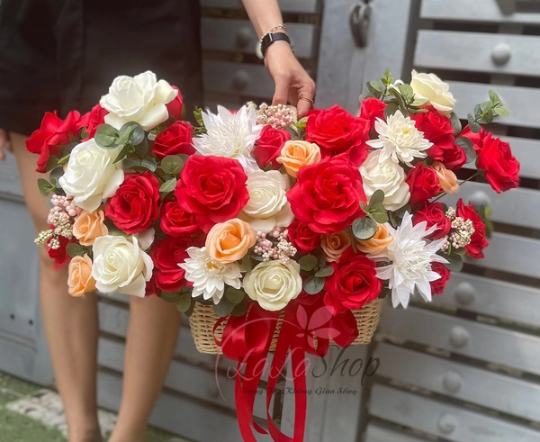 Lẵng hoa sáp để bàn sắc đỏ ngọt ngào