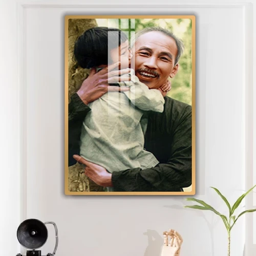 Tranh Treo Tường Bác Hồ Bế Em Bé