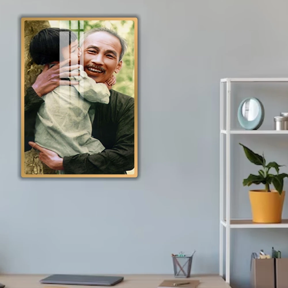 Tranh Treo Tường Bác Hồ Bế Em Bé