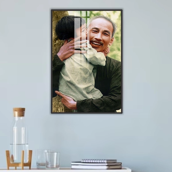 Tranh Treo Tường Bác Hồ Bế Em Bé