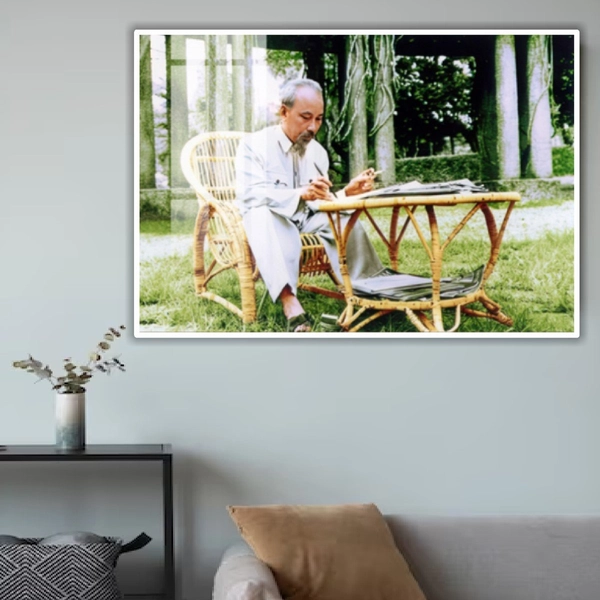 Tranh Treo Tường Bác Hồ Ngồi Làm Việc