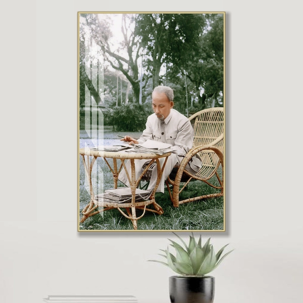 Tranh Treo Tường Bác Hồ Ngồi Làm Việc