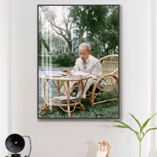 Tranh Treo Tường Bác Hồ Ngồi Làm Việc