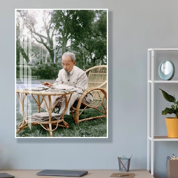Tranh Treo Tường Bác Hồ Ngồi Làm Việc